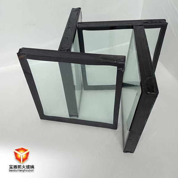疏散走道兩邊隔墻可以用玻璃分隔嗎？